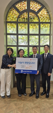 시은소교회에서 광교2동 행정복지센터에 후원물품을 전달하는 모습.