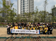 정자1동 주민자치회와 통장협의회, 주민들이 정자뜰에서 단체사진을 찍고 있다.