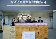 정가네외양간과 우리농산물에서 기부물품을 전달하고 있다.