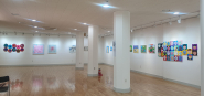 한미예술협회 KUFA 2026展 전시장 전경. 시니어와 주니어 작가들의 작품이 벽면을 따라 이어져 있다.