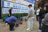 재난업무 담당자들이 엔진 펌프 사용법을 실습하고 있다.