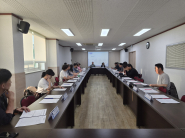 송죽동 주민자치회가 5월 정기회의를 하고 있다.