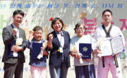사회복지 유공자 표창 수상자들과 함께 단체 사진을 촬영하고 있다.