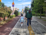 ‘초등 저학년 등하교 동행돌봄 서비스’로 아이와 동행하고 있는 새빛돌보미.