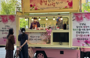 감사 메시지를 읽으며 커피를 나누는 선생님들 