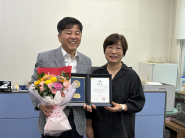 협의체위원장이 도지사 표창 수상하는 모습입니다.