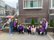 서둔동 주민자치회 위원과 행정복지센터 직원 단체사진