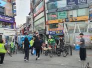 수원역 광장에서 살수차와 함께 청소하는 모습