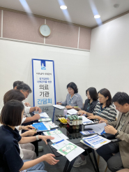 수원시가 19일 메이저요양병원에서 간담회를 열고 있다.     