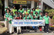 장안구 송죽동 새마을부녀회가 환경정비 활동에 앞서 기념촬영을 하고 있다.
