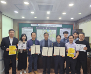 오장석 구운동장(오른쪽)과 이호 중개사무소 대표, 홍종덕 중개사무소 대표 외 6명이 협약 체결 후 기념촬영을 하고 있다.