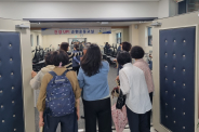 연무동 지역사회보장협의체 위원들이 어울림건강생활지원센터를 둘러보고 있다