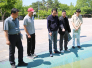 장안구 관계자들이 만석공원에서 수경시설 사전점검을 하고 있다.