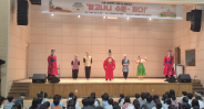 영일초 학생들이 '알고보니 수원~하다'를 관람하고 있다.