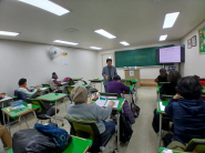 배움에는 졸업이 없다… 조영호교수가 학습자들의 눈높이에 맞춰 인생수업을 진행하고 있다.