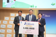 오목천감리교회 담임목사와 수원시휴먼서비스센터장이 후원금 전달식을 진행하고 있다. 