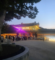 화성행궁 입구에 입장하려고 줄 서 있는 관광객