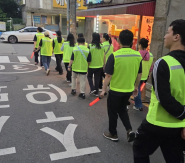 수원시 외국인 주민과 수원시·수원시외국인복지센터 관계자 등이 안전 취약지역을 순찰하고 있다.