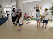 로봇이 명령에 따라 걸으며 이용객들의 시선을 사로잡고 있다. 