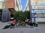 손바닥정원단과 율천동 지킴이 봉사단이 초화류 식재 후 포즈를 취하고 있다.