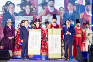 최종 선발된 나광열 씨와 배경숙 씨가 수원시장의 당선 교지를 받았다(사진=포토뱅크)    