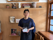행궁동을 찾는 시민들에게 휴식과 힐링의 공간으로 사랑받는 카페 휴머 안에서 좋은이웃가게 현판을 들고 있는 사장님의 모습