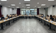 출생아 복꾸러미를 든 주민자치회