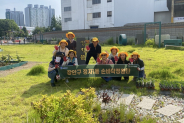 정자1동 손바닥정원단이 손바닥정원 내 초화류 식재 및 정원 가꾸기 활동을 하고 있다.