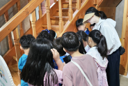 사진1~2)수원 매산초등학교 학생들이 수원 구 부국원을 탐방하고 있다.    