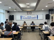 망포2동 지역사회보장협의체 위원들이 운영세칙 개정에 대해 논의하고 있다. 