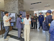 한국전쟁 당시 군우리 전투와 김량장 전투 등에서 활약한 튀르키예 여단의 사진을 둘러보고 있다. 