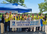 평동지역사회보장협의체 위원이 복지사각지대 발굴 및  자살예방 홍보 캠페인을 실시 하고 있다