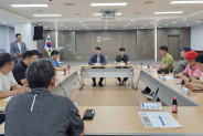 장안구 각 동 환경관리원 반장을 비롯한 청소행정 관계자가 회의를 하고 있다.