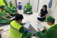정자1동 행정민원팀장이 환경관리원을 대상으로 폭염 대비 예방교육을 실시하고 있다.