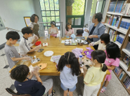 아이들이 단오 수리취떡 만들기 체험을 하고 있다.