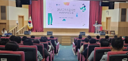 사진)수원시가 고위직 공무원, 협업기관 관리자를 대상으로 4대 폭력 예방교육을 하고 있다.    