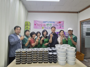 세류3동장과 새마을부녀회 지도자들이 지역 내 홀몸 어르신들에게 전달할 먹거리 앞에 함께 서 있다. 