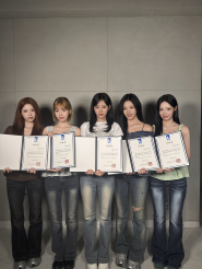수원시 홍보대사로 위촉된 리센느 멤버들이 위촉장을 들고 함께하고 있다. 사진제공=더뮤즈엔터테인먼트.     