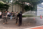 소화전 사용법을 교육받고 있다.