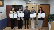 이원구 수원시 경제정책국장과 수원시 4개 일자리 기관 관계자들이 협약 후 기념촬영을 하고 있다.     