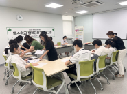 학생들이 캘리그라피 슈링클 키링 만들기 수업에 참여하고 있다.