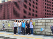 담당 주무관, 구운중 행정계장, 구운동장, 구운중학교장, 구운동 맞춤형복지팀장이 함께 기념촬영을 하고 있다.