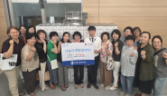인계동 지역사회보장협의체 위원들이 선풍기 전달을 하며 기념촬영을 하고 있다.