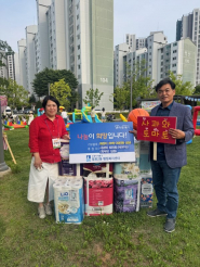 사과와 토마토 어린이집에서 아나바다 바자회를 통해 마련한 휴지 20팩 전달식을 실시하고 있다. 