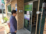 오장석 구운동장이 폭염 대비 무더위쉼터로 지정된 관내 경로당을 방문해 운영 상황을 확인하고 있다.  