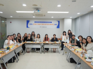 '2026년 수원시 경계선 지능인 지원 유관기관 네트워크 회의’에 참석한 유관기관 관계자들이 기념촬영을 하고 있다.