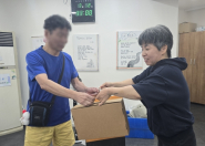 선물세트를 전달받고 있는 특화자활 참여 노숙인