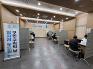 ‘7월 일자리 두드림 구인·구직의 날’에 참여한 구직자들이 면접을 보고 있다.