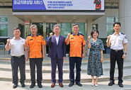 김인배 장안구청장이 조창래 수원소방서장과 함께 기념촬영을 하고 있다.