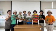 블루스타 고사리 이끼 볼을 만들어 자랑스럽게 들고 있는 어르신들